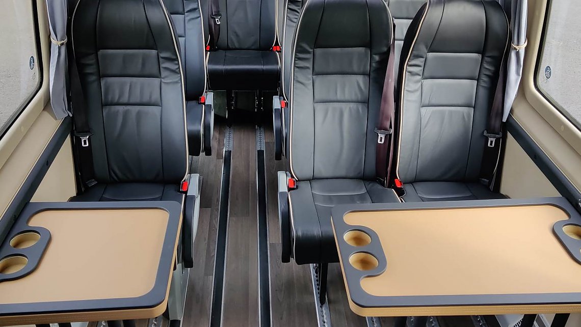 16 persoons vipbus met tafels